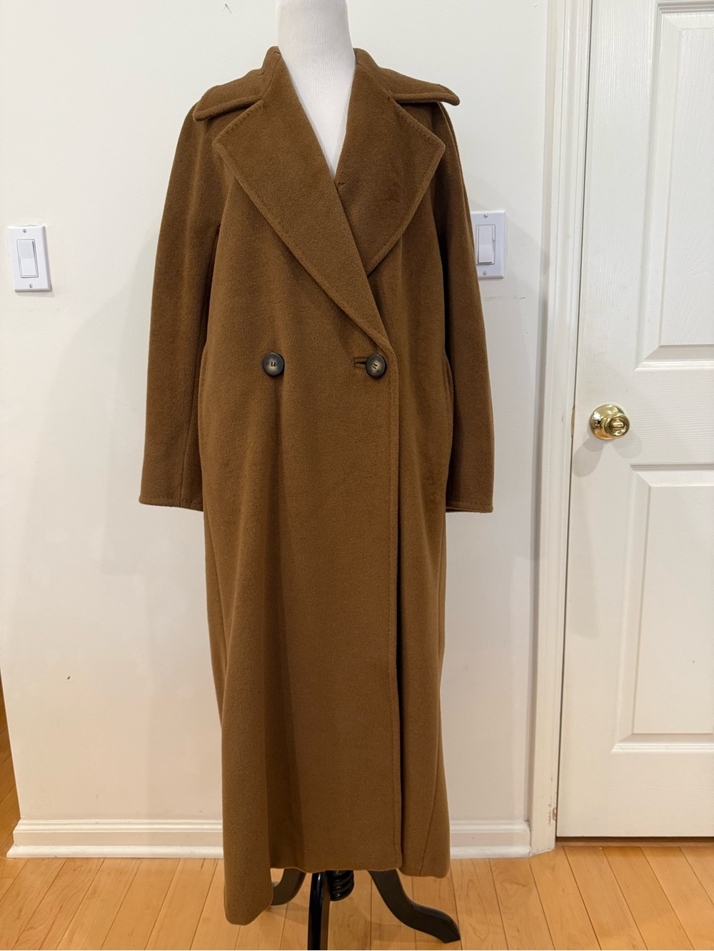MaxMara Long Double-Breasted Camel/Tan Coat
90% Virgin Wool, 10% Cashmere.